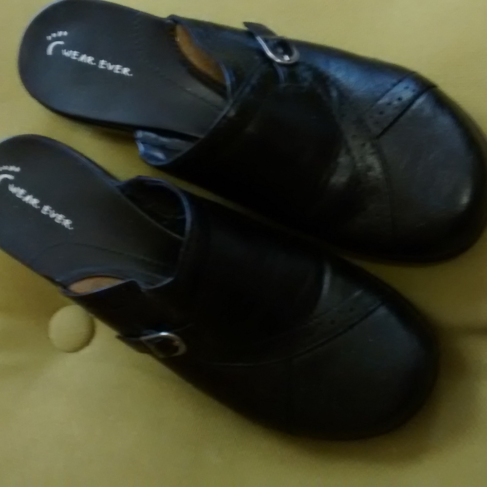BLACK SLIP ON CLOGS - Picture 2 of 4